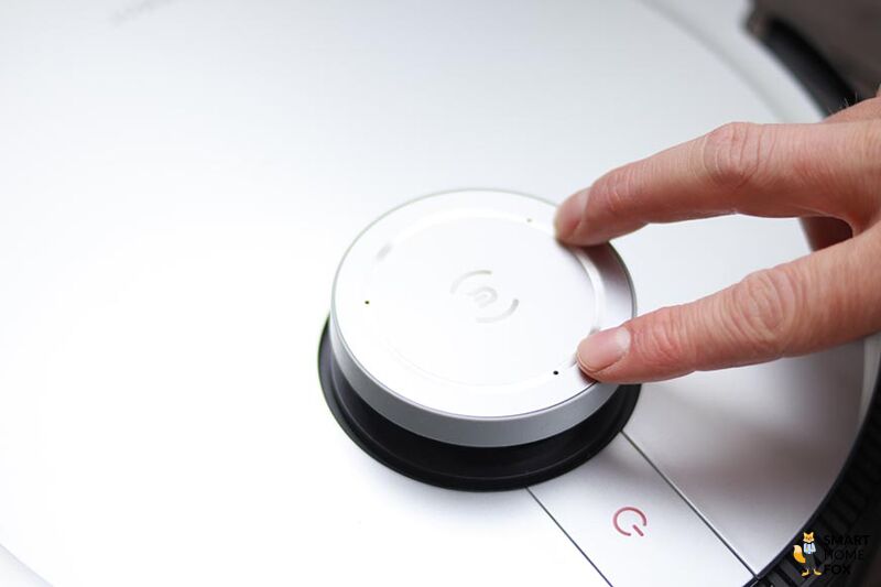 Der Laserturm des Ecovacs Deebot X1 OMNI mit den 3 kleinen Löcher mit den Mikrofonen ist in der Nahaufnahme zu sehen